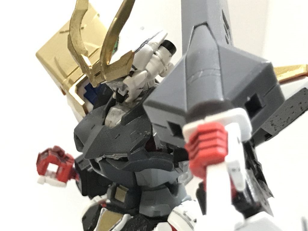 【機体コンセプトと戦闘方法】
接近戦しか出来ない、かつアストレイをベースとしているため装甲が薄いのでパイロットの腕が重要となっている。
一部では「黒き剣豪」と呼ばれている。