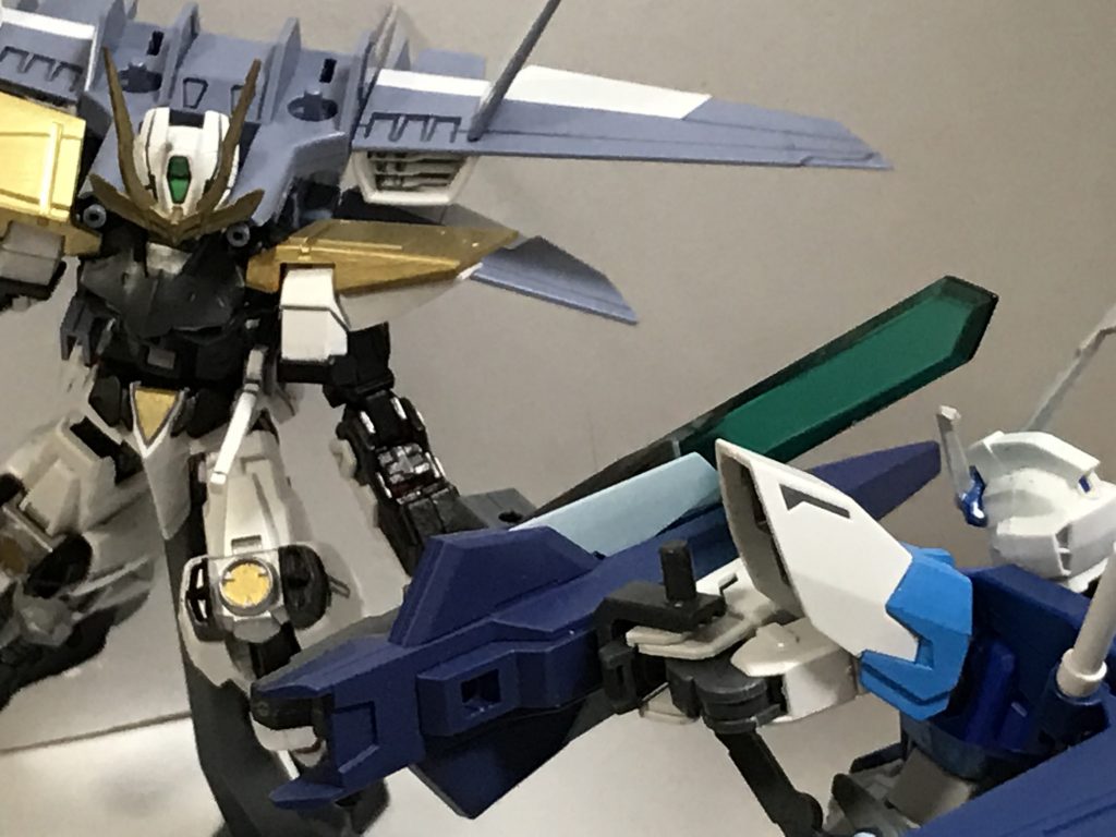 黒き剣豪と遭遇したヘヴンズブルー。
咄嗟の攻撃にシールドウェポンで防ごうとするも左腕ごと切り落とされる。