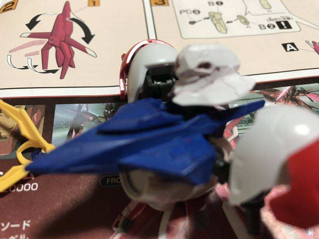 目を貼り付けて　アンテナの位置を調整するのに額を削ったりしている最中です。