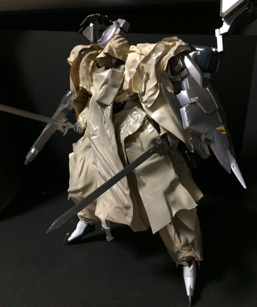 Wのエンドレスワルツ後ではMSはトールギスとバレてはいけない為に
全身をローブに包まれているという設定でローブを作成