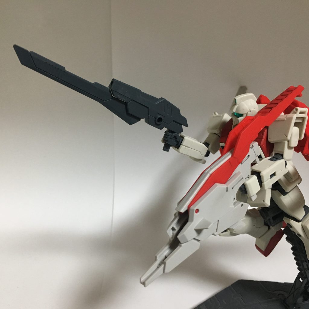 ガンブレイド（右手の銃）。ビームガンと銃剣の特性を併せ持つ武器。相手の格闘攻撃を受け止められるよう、その銃身には対ビーム処理が施されている。