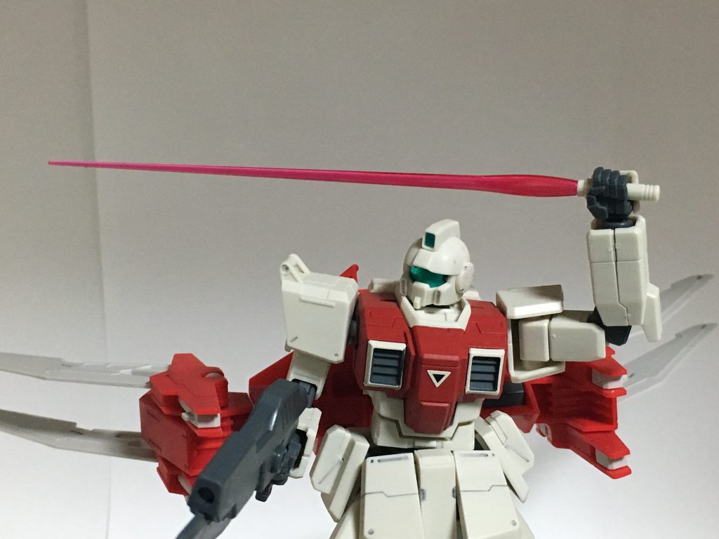 ビームサーベル（左手の剣）。格闘戦用の武器。ジム・トランスはふくらはぎと羽に合計6本のビームサーベルを収納している。