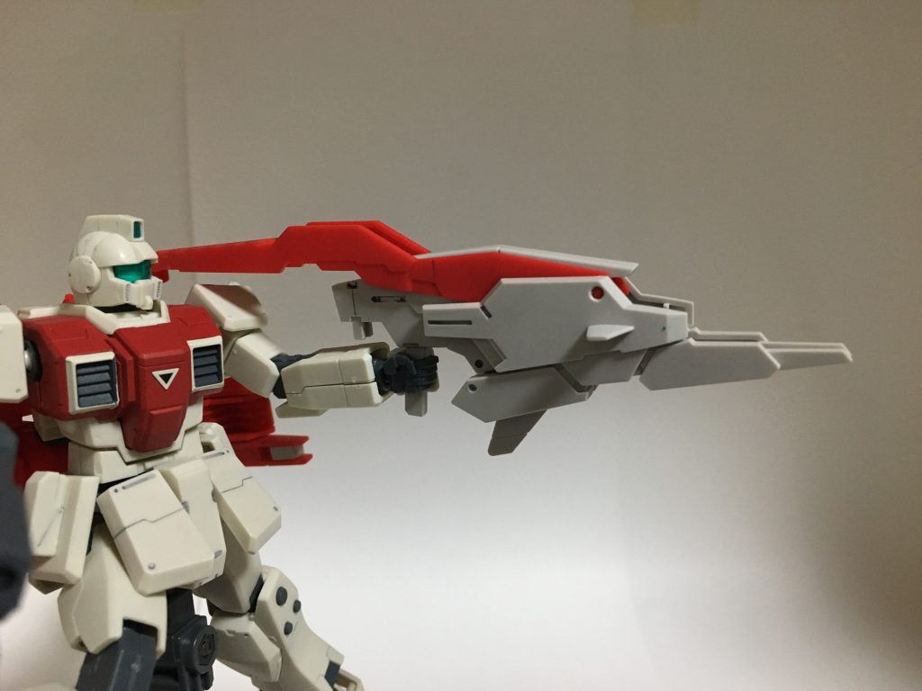 トランスビームライフル（左手の銃）。銃身の変形機構を有するビームライフル。写真は銃身を折り畳んだ状態で、弾数、連射速度に優れる。