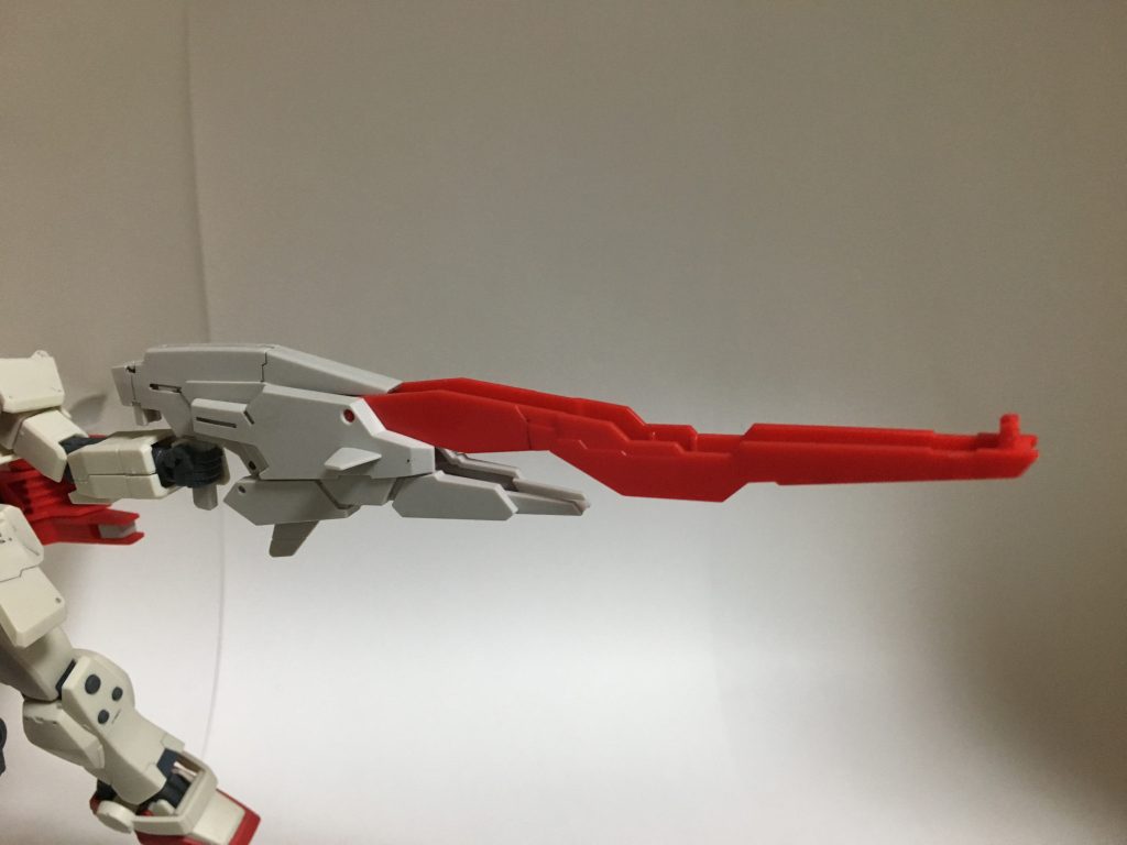 トランスビームライフル（左手の銃）。写真は銃身を展開した状態で、威力、射程距離に優れる。