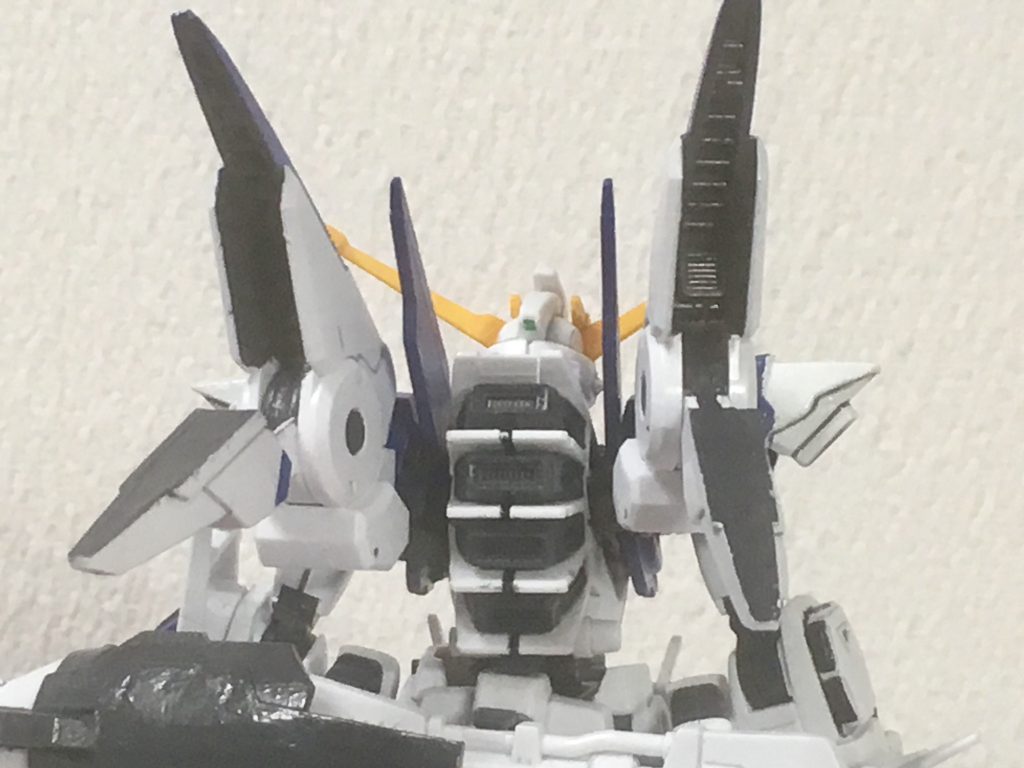 光の翼発生器の奥には噴射口を設けてます。ヴェスバーはパテで肉抜き箇所を埋めてます。
肩にはスラスターを追加。