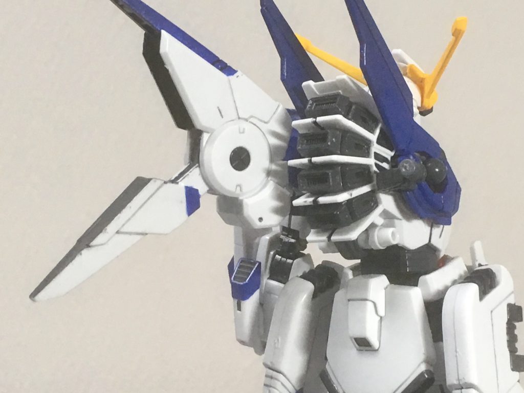 あまりにマッチしてしまってますが、メインスラスターにはビルダーパーツのスラスターを加えて推力を強化してます。
更に近接武装が槍だけでは心許ないので背中にビームサーベルラックも増設してます。