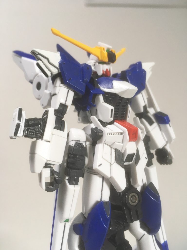 右手側が何も無くて寂しかったので、元のF91の左手ビームシールドパーツと装甲をそのままM91の右手に差し込んでます。
同じ金型ランナーだからできる裏ワザw