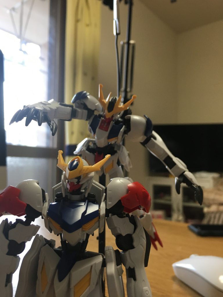 背後から襲いかかるバルバトスルプスレクス