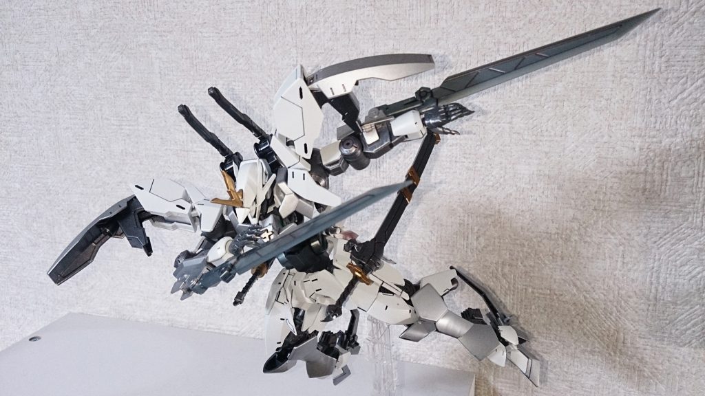 ヒートダートで牽制後、各武器を駆使して進路上の敵を倒しつつ、指揮官へ突っ込む戦闘スタイル。刃こぼれしだしたら武器をパージ。