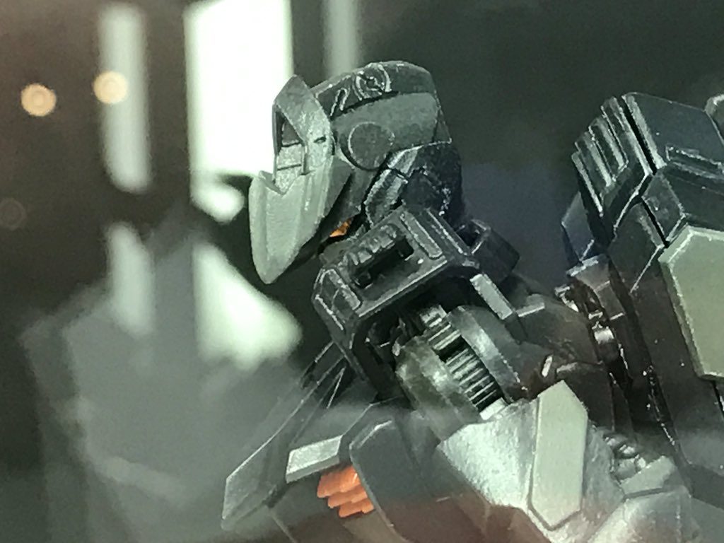 頭部と銃のカメラは、シルバーメッキのテープにクリアオレンジを塗って、それっぽくしてあります。