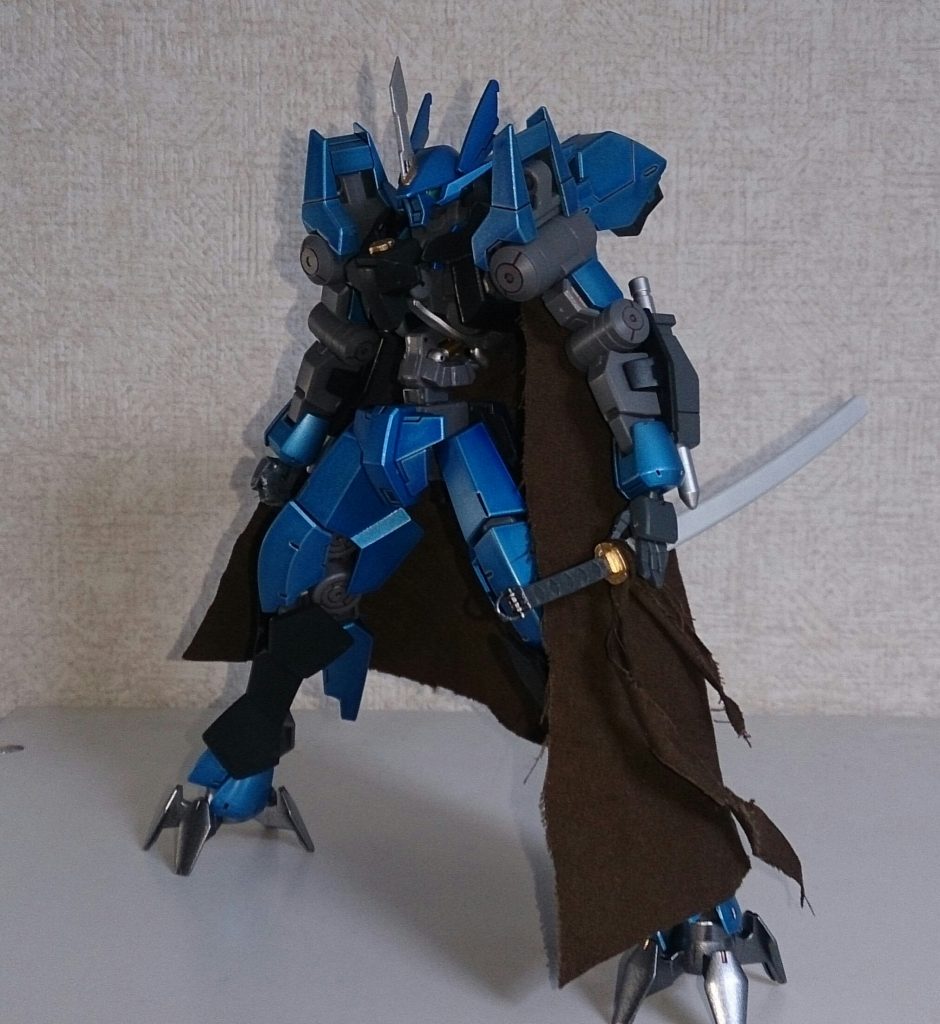 本来は秘密裏に行われている地下格闘「鉄の拳」(カルシウムボンバーさん考案)に参加するためのMSで、復讐のために日々情報収集している。主催者の要望でヒールになったり、ベビーフェイスになったりと、観衆の人気を集めている。