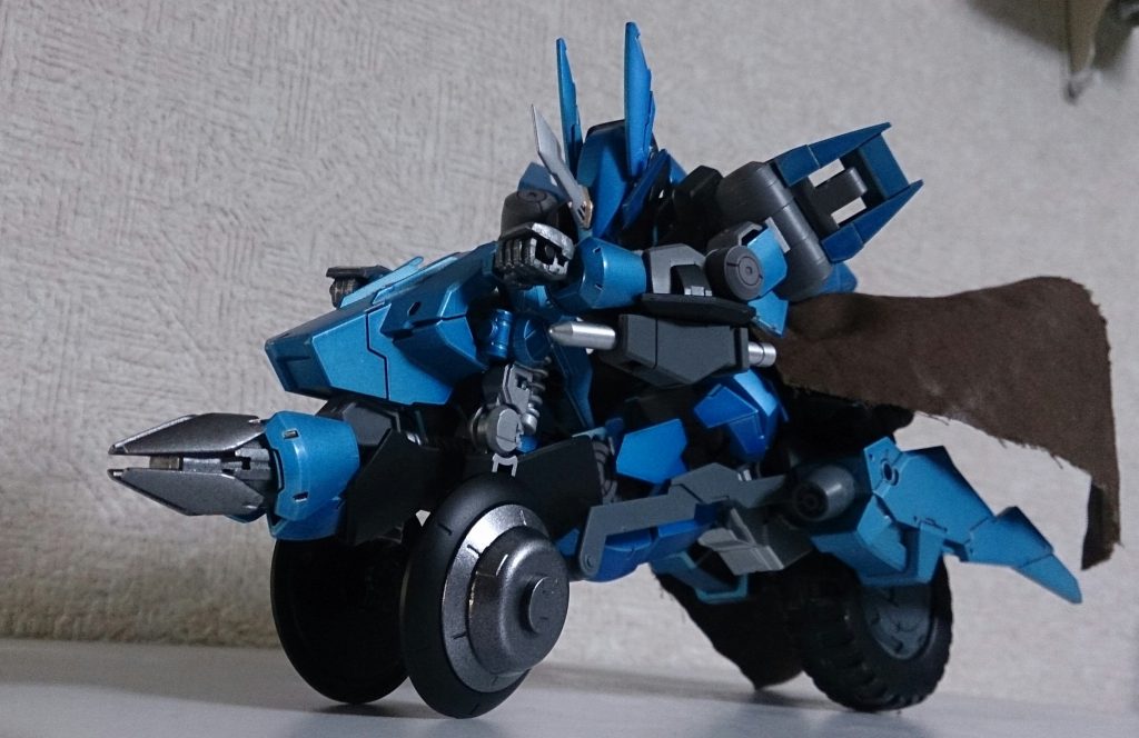 アクセルグレイズ
火星で行われるラリーレース「マルスウロボロス(スタートとゴール地点が同じ)」に出場するバイク型のグレイズ。あくまでもMSが操縦しているようなシルエットで造られているが…。