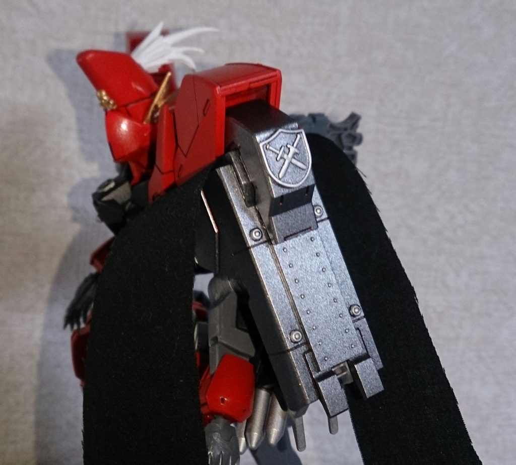 左肩には強固なシールド「審判の壁」を装備し攻撃を受けながら相手の力量を測る。