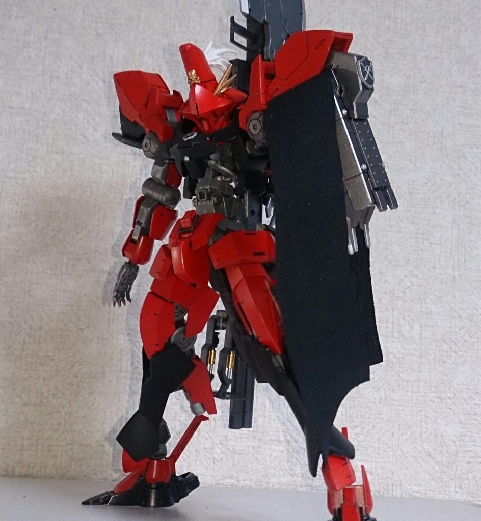 タイラントリヒター
所属や素性に関係なく召集されたギャラルホルン特務隊所属の機体。海賊あがりの傭兵が使用するためこの姿にカスタマイズされている。大型バルディッシュ「バーディクト」、中距離型ショットガン「パニッシャーライアット」を装備し、背中にはサブアームも備える。