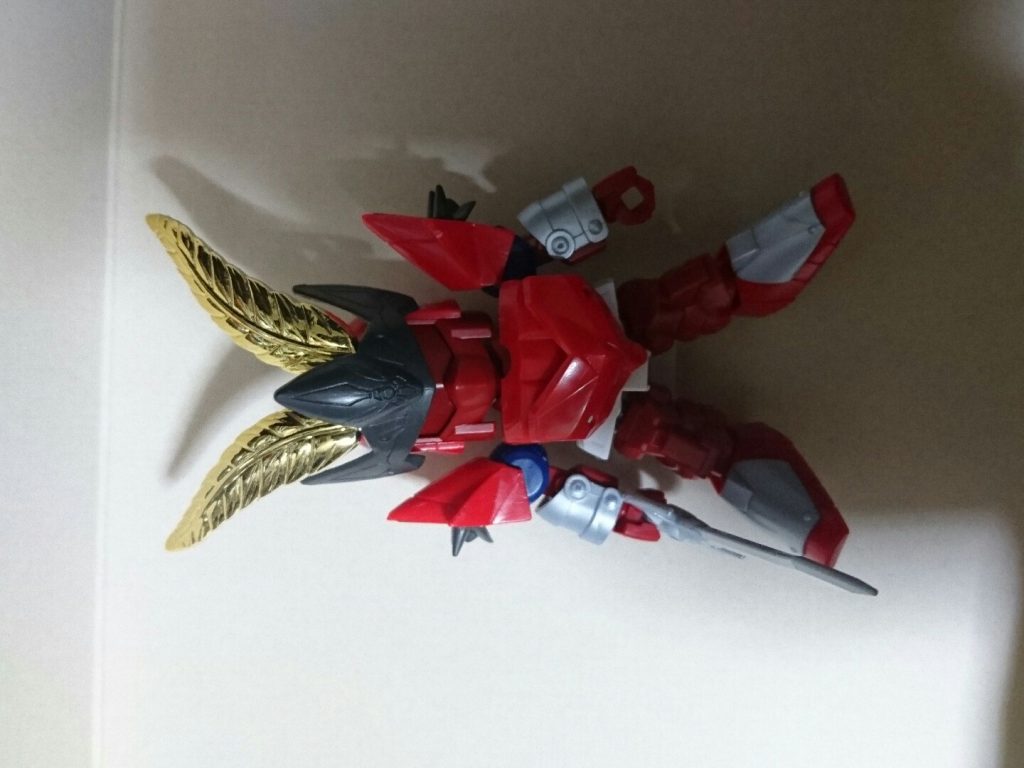 試行錯誤
そのまま胴体を切り貼りして張り付けましたが、イメージに対してデブっぽいのはいかんだろう となり鎧を張り付ける形へと変化していきます。