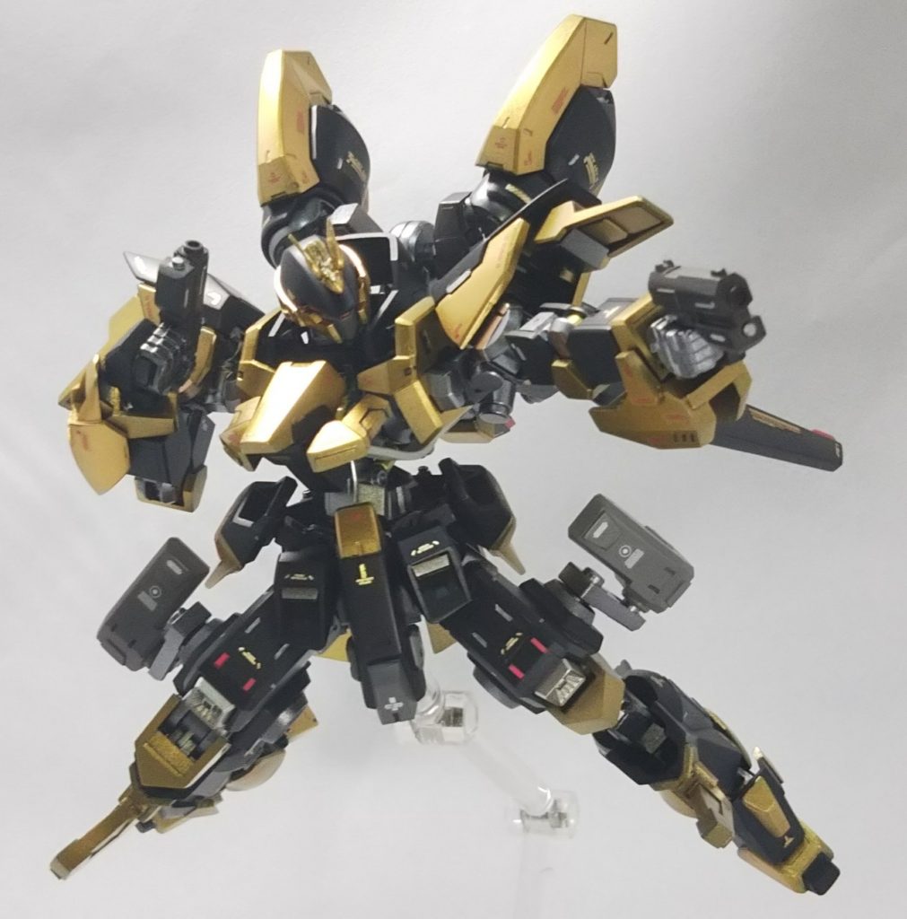 太腿にはハンドガン並びにハンドガン用の専用ラックを取り付けてあります。
どちらもスクラッチ品です。