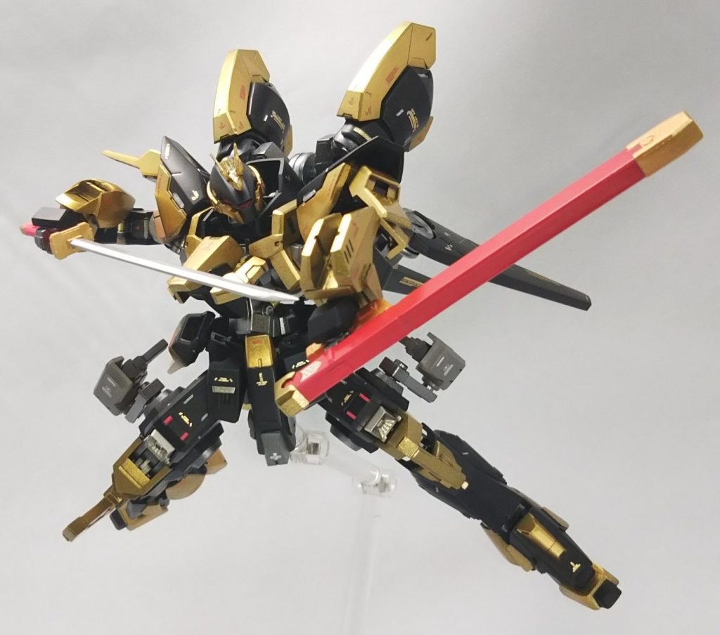 先に解説した鞘は外せば打撃武器としても扱える用、専用のグリップも作成して取り付けてあります。
鞘で受けて刀で刺す！