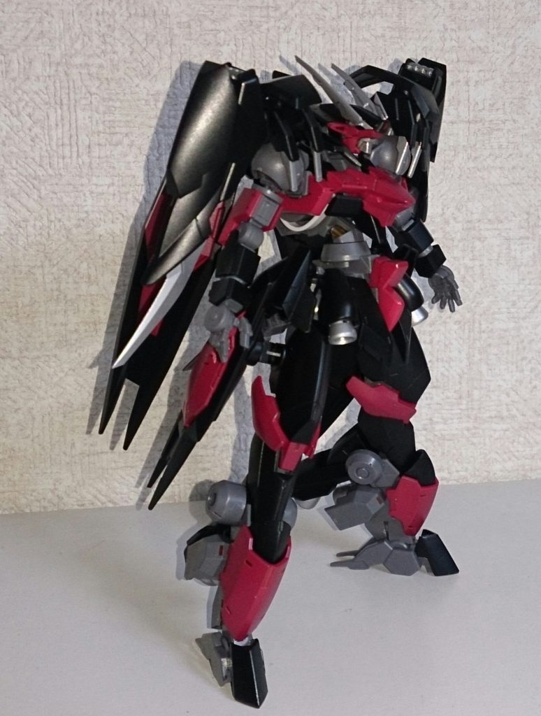 こちらはジュリアのパーツを組み換えてできてます。マスクはトビクチブレードの柄で、キラキラシールでツインアイにしてます。