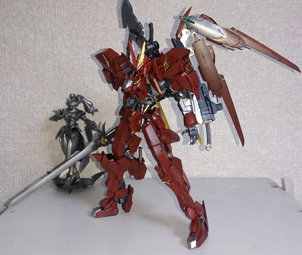 大剣コールブランド、左手にはバンカー付きの居合刀「L36式雷電」を装備。