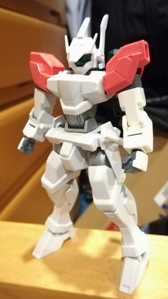 塗装前。
ダブルオーガンダムの胸部パーツをバイザーに、LBXジェネラルの角を左側頭部アンテナとしました。