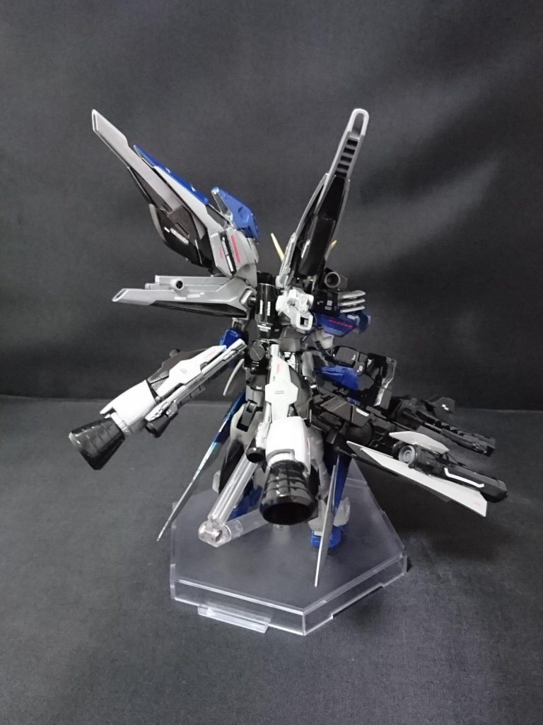 後ろ姿です!ブースターはこだわりの一つです(ゝω・´★)
※使ったのはクロスボーンのバックパック、バルバトスの踵、バーニングの腿にバーニアです。