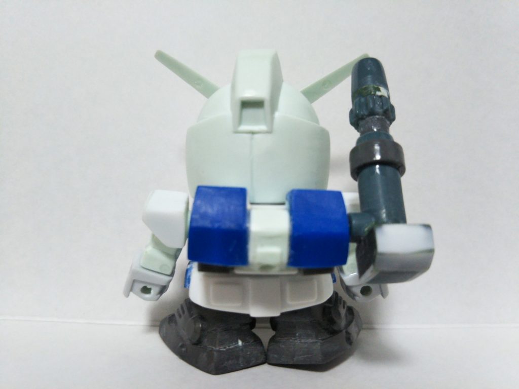 バックパックはパーフェクトガンダムの胸アーマーを加工して作っています。