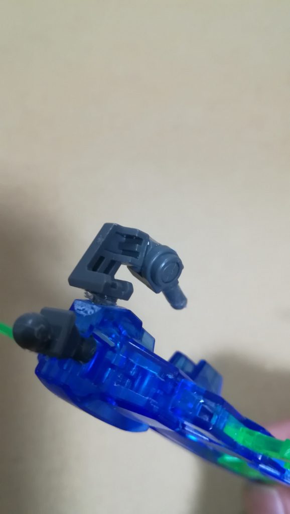 画像のように大型剣を分解し、頭部に使われていたポリキャップを接続
そして頭部の穴に装着して完成って感じです🎵
説明下手くそでスミマセン(|||´Д`)