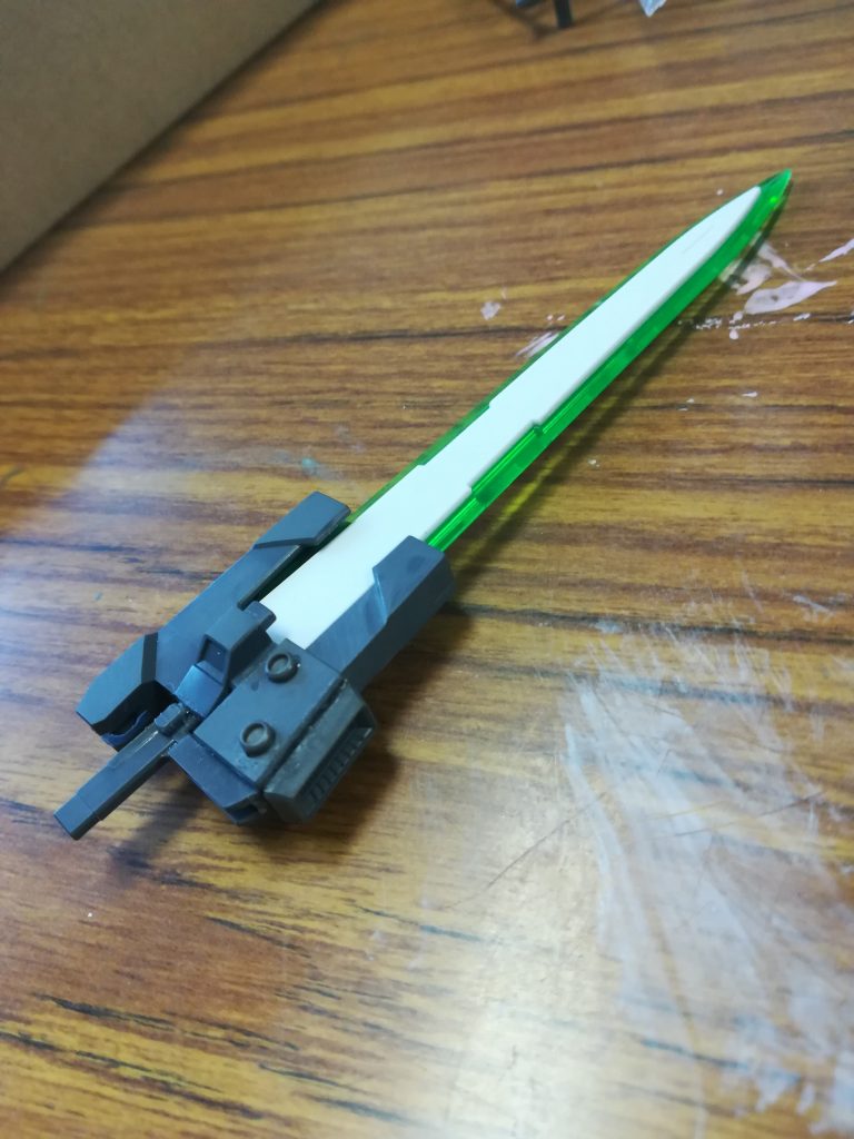 シグルソードはGNソードⅢを組み替えたものにwaveのUバーニア、コトブキヤの丸ノズルを貼り付けています