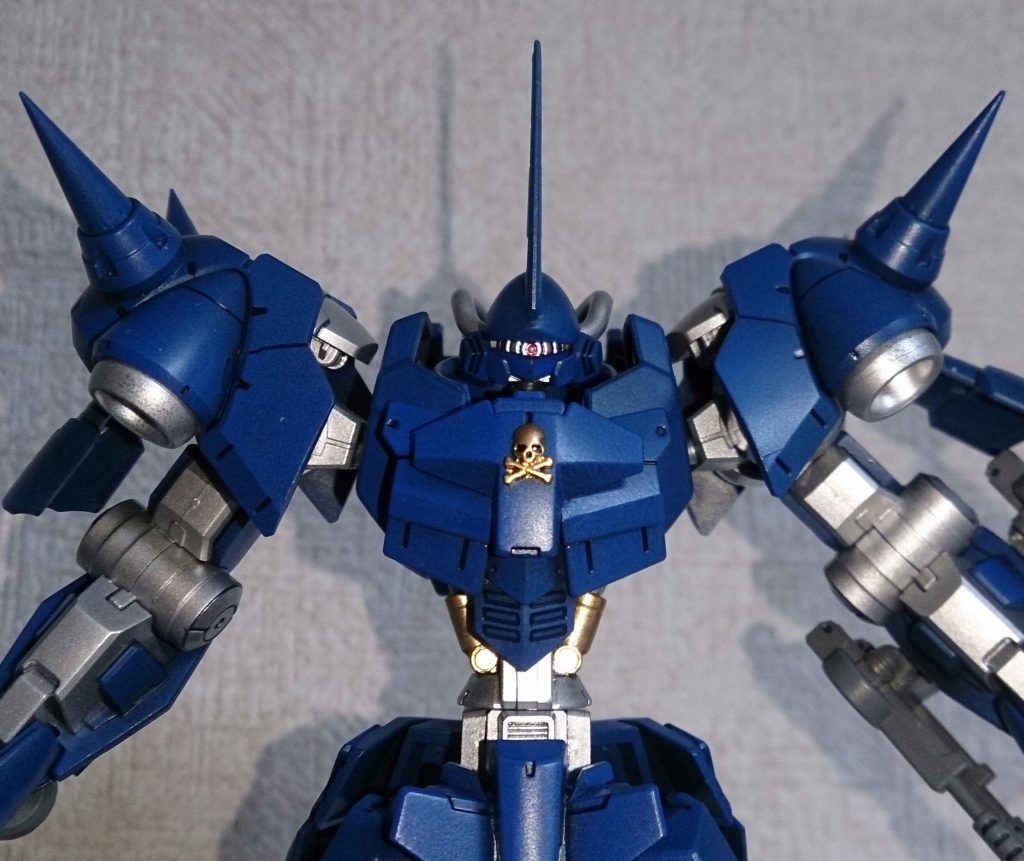 頭部アップ
ヘルムヴィーゲのマスク上部のへこみを埋めて、額にはギャンスロ余剰の膝パーツとジュリアのアンテナを。