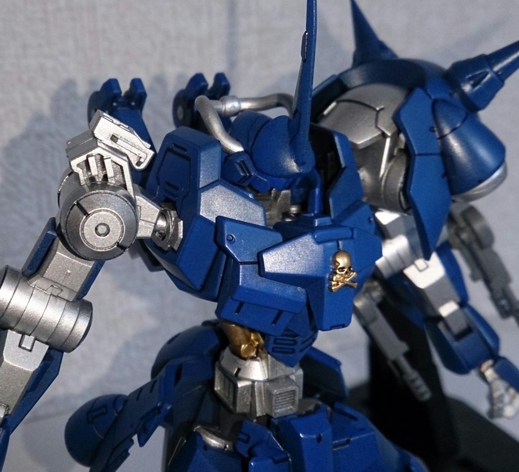 肩部ジョイントに合うようにアインのボディパーツを貼り付けてマッシブに、腹部にはシリンダーを追加、腰にはグレイズの腰ブロックを移植して延長してます。ジオン系独特のパイピングは諦めました。