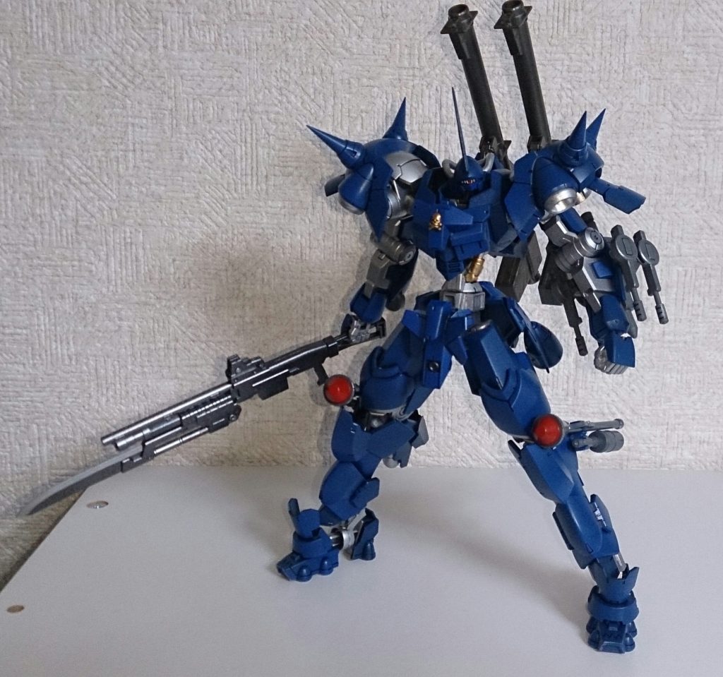 アルゲスアズール

特務隊に配属された青年の憧れによって開発された機体。宇宙世紀に活躍したあるMSをモチーフとしており、ギャラルホルン内では物議をかもしているようだ。バヨネット型ショットガン「ブロンテウス」、四連装機銃「ステロペウス」、ワイヤーマイン等を装備。機体名の由来は１つ目の巨人キュクロプスの三兄弟からである。