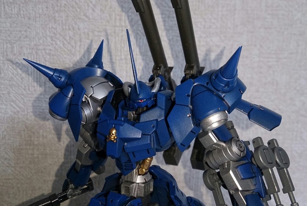 Ein Kampf 「ある闘争」
アルゲスアズール
特務隊に配属された青年の要望でカスタマイズされたMS。彼は学生時代、宇宙世紀学を専攻しており、ある部隊のMSに憧れをもっていた。