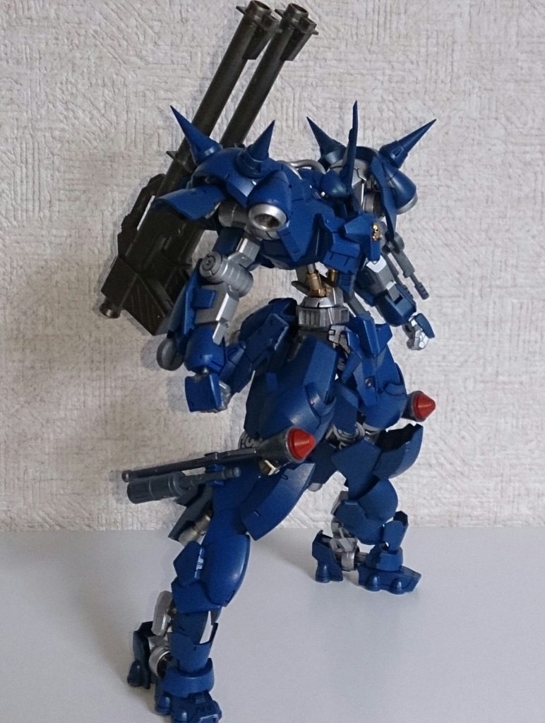 鉄血版ケンプファーを目指して作りました(^^)アインとヘルムヴィーゲのミキシングとなります。足にはウヴァルを。ケンプファーでありながら、スタイルはオラザクのグライファー様を参考に。自分にしては珍しい射撃メインの機体です(*^^*)