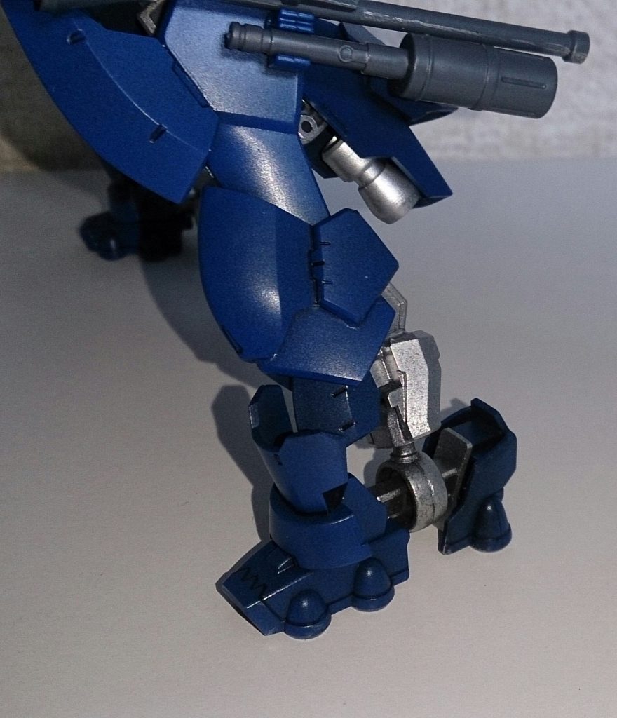 足部分のアップです。
グレイズ系の肩フレームを移植し、ガンダムフレームが付けられるようにしてます。