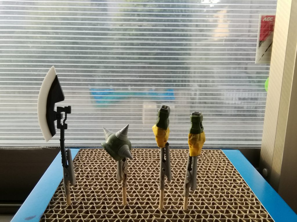 部分改修その1 斧の刃を延長、シャープ化。市販のショルダースパイク取り付け。角モールドを加工し、手首カバーに。