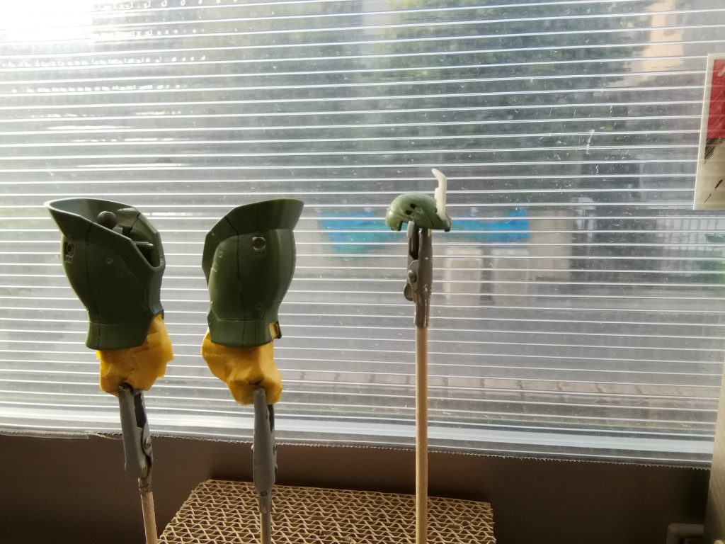 部分改修その2 ふくらはぎのバーニア部開口、プラ板裏打ち、丸モールド埋め込み。ブレードアンテナをプラ板から切り出し。頭部にバルカンの穴を4つ、ピンバイスで開口。