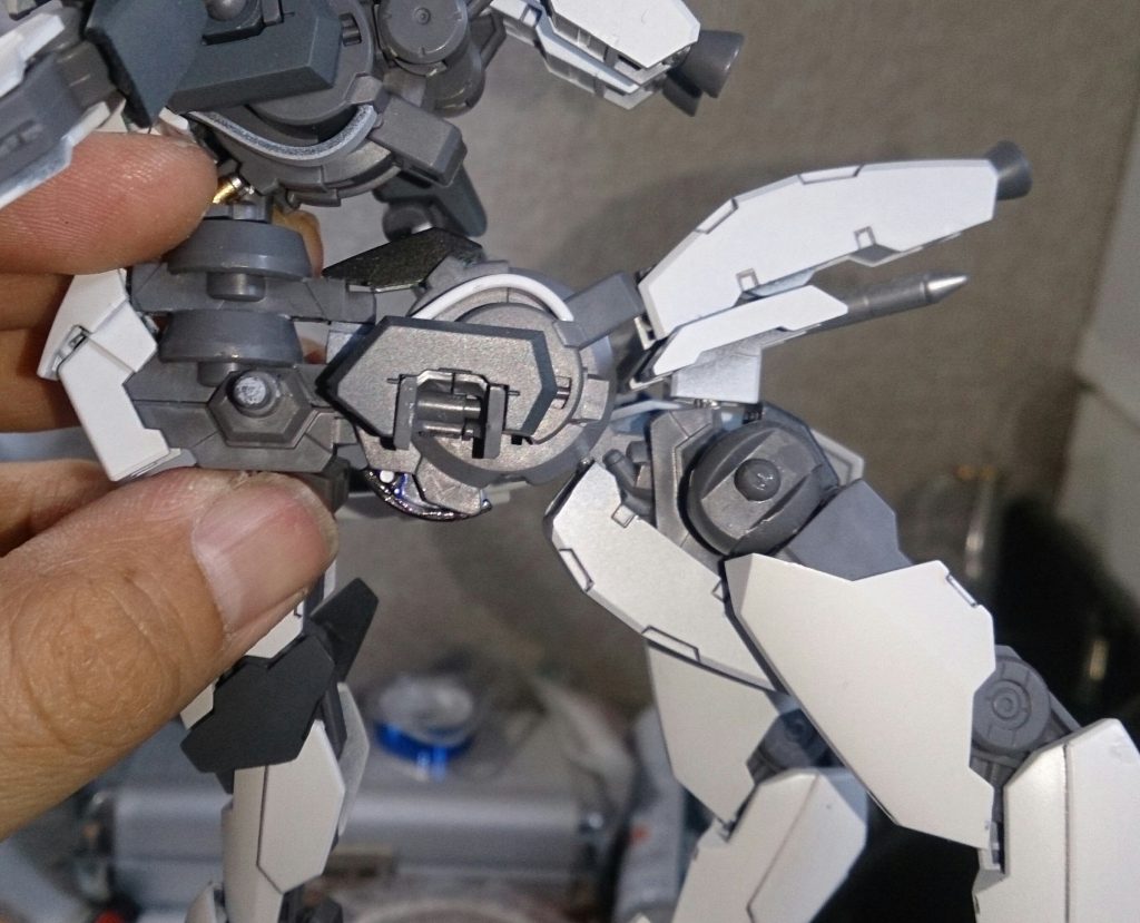 新規ショット、接続部です。胴体は腰ブロック2体分で延長。馬体は体を逆さまにして、リアクター部から後ろ足を繋げてます。