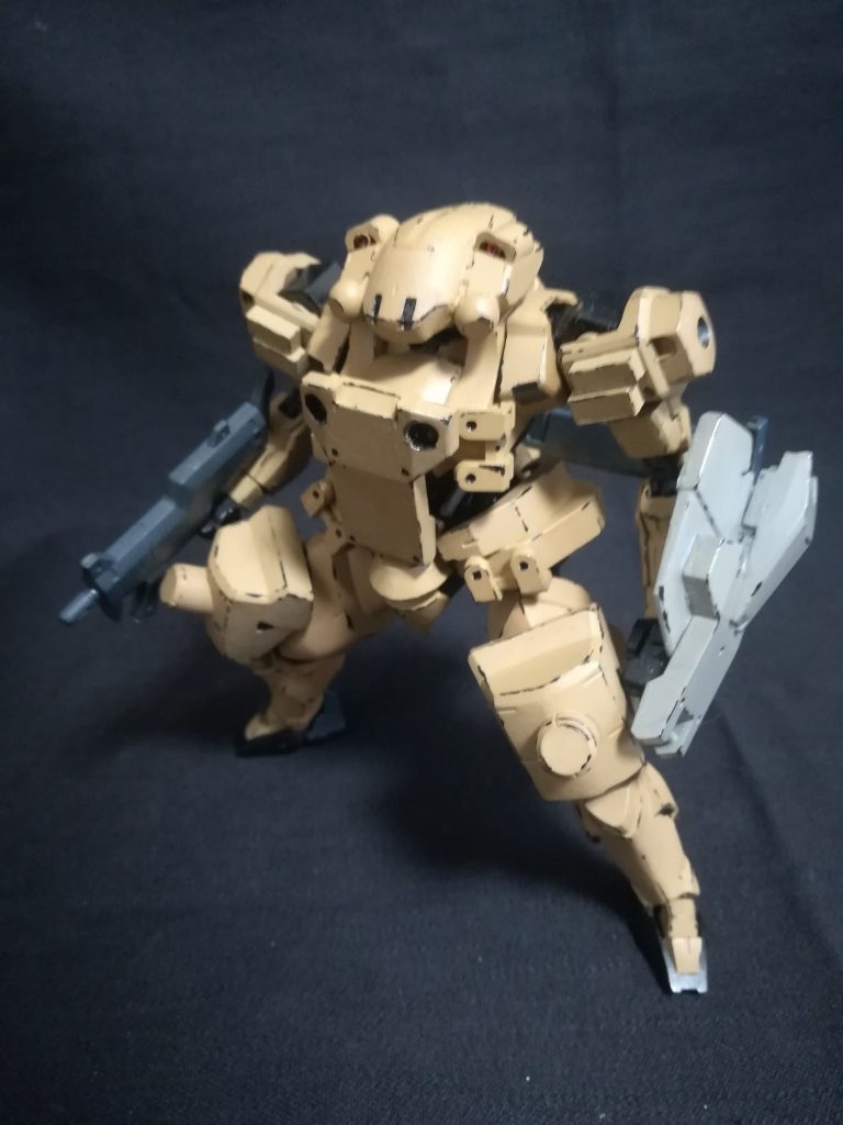 エドモントンの戦いから二年後、Mik社が顧客からの様々な要望を受けて[STH-92](https://gumpla.jp/hg/11451)のアップグレード機であるSTH-93とは別に後継機として開発した機体。
各所を見直し、電子兵装、動力、制御系、装甲防御力を強化。性能を大幅に底上げしてある。