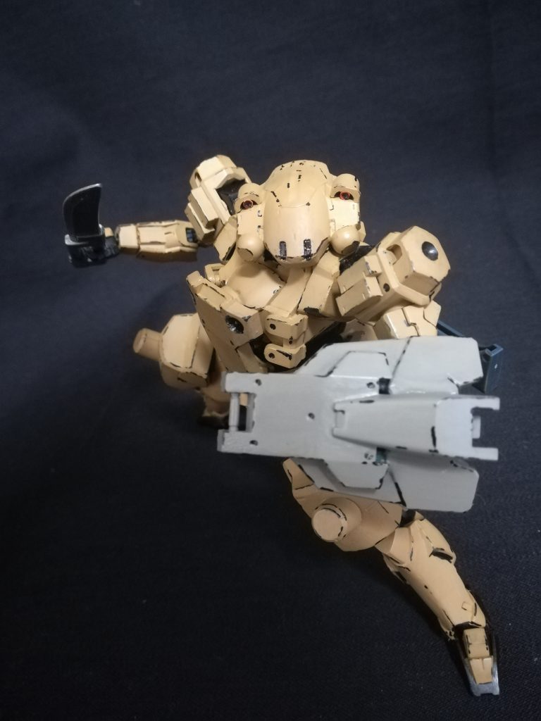 武装は固定武装として新たに20mm機関砲が頭部に2門追加され、本機が運用することを想定した複合シールドが開発された。
それ以外は以前と変わらず基本どのような武装でも使用することが可能のままである、