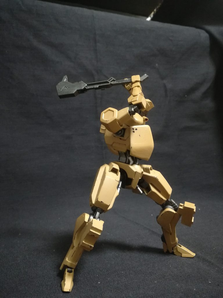 運動性や静粛性、通信システムや火器管制システムなどに関してもライセンス元のテイワズフレームより劣っていて、電子器機の立ち上がりが遅い。
装備に関しては固定武装は持っていないが、基本どんな武器でも扱える。
後継機として[STH-02](https://gumpla.jp/hg/13296)が存在する。