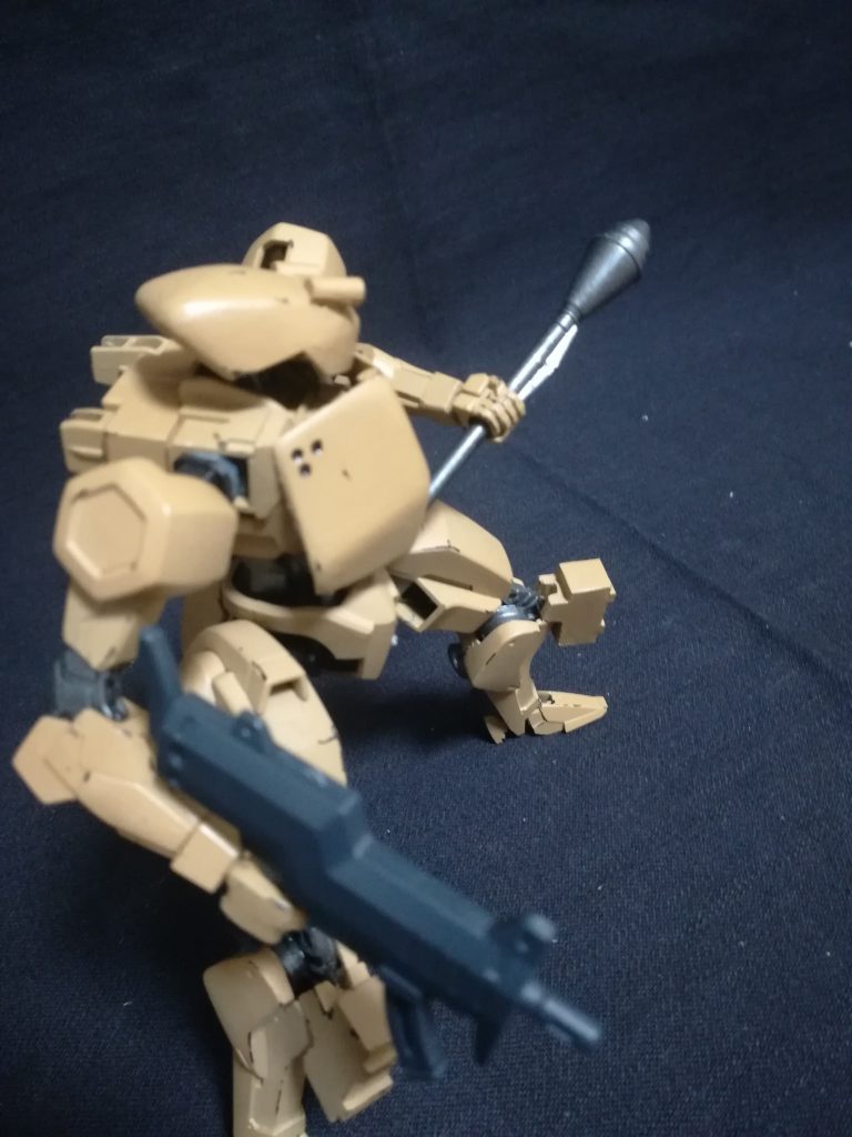 しかしこの機体にも問題点がある。
初期の機体から徐々に改善されてはいるものの本機の冷却システムは非常に貧弱なもので、戦闘をすれば初期型なら5分、現状最も最新の機体でも15分でオーバーヒートを起こす。
その原因はMik社が格安で販売するために内装パーツをとことん安い物にしているからである。