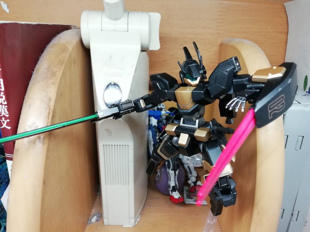 シールドには固定武装として2連装ビームガンとしても使えるビームサーベルが装備されています。