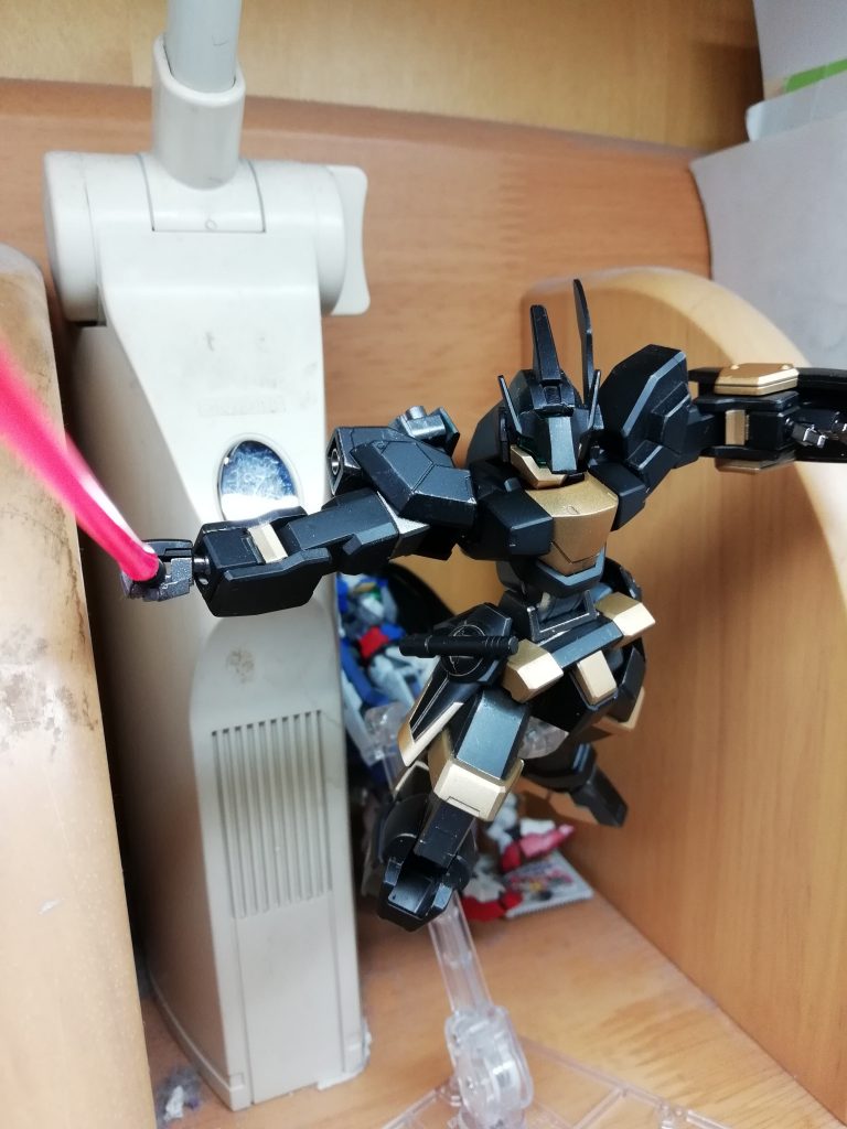 腰サイドアーマーにはビームサーベルがマウントされています。