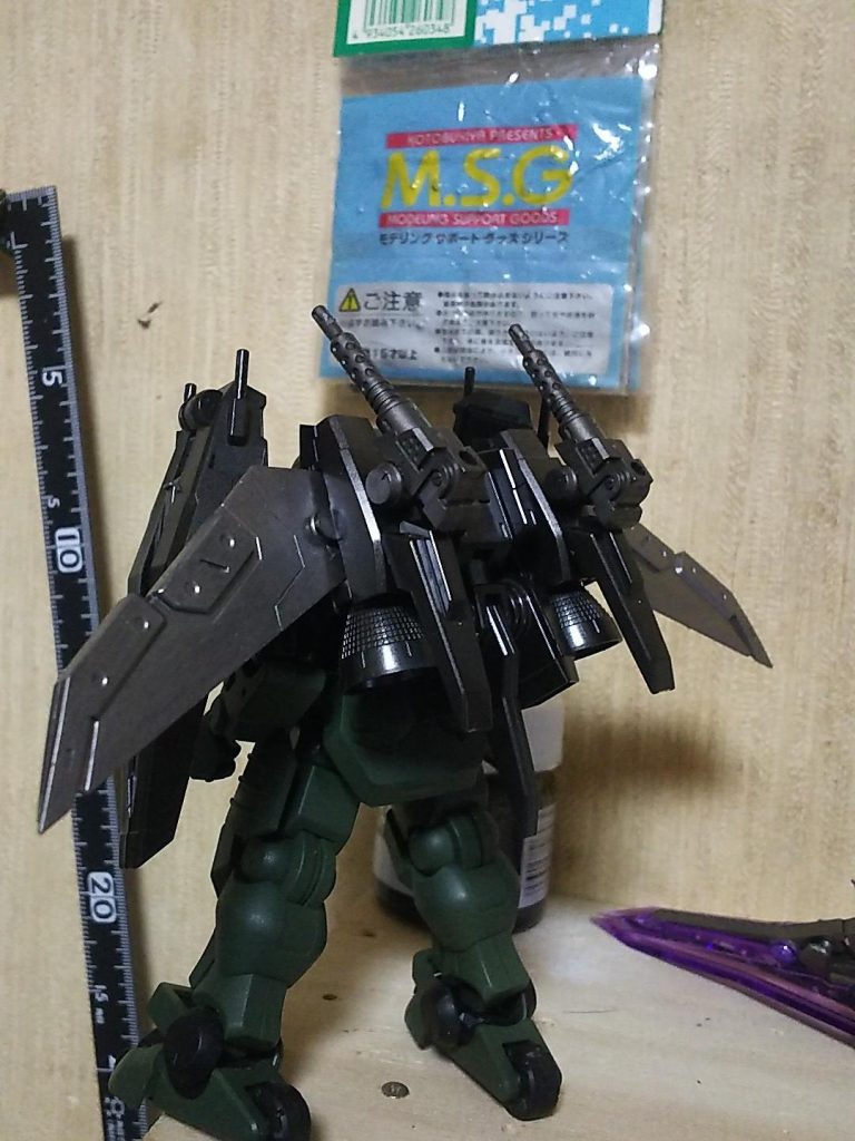 高速で飛行が可能で分離し援護射撃可能なバックパックという設定w
 少し加工してウイングを取り付けました