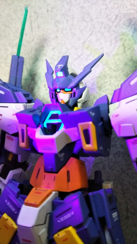 完全に自己満足の域ですが、一部に蛍光塗料を入れてあるので、ブラックライトを当てると光ります。