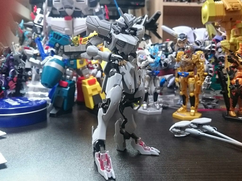 サフ段階。何気に膝のモールド消してます。