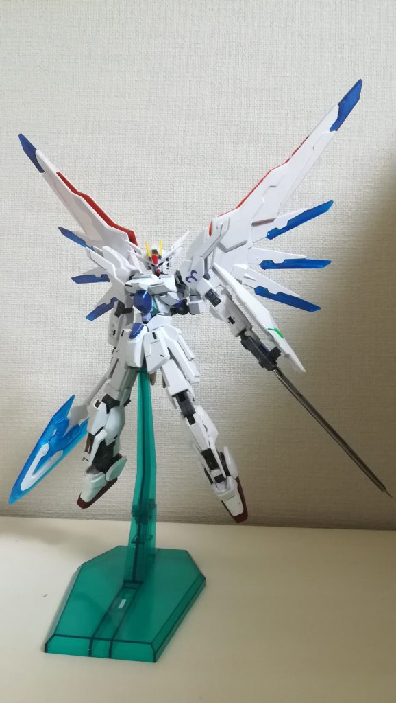 全体像です。
格闘戦を得意とする機体を作りたかったので左腕のGNソードは固定装備です。
ちなみに、このソードはRGのものを使いました!(ちょっとしたこだわりですね)
写真には写ってないですが、腰の後ろにバスターライフルか右腕に持ってるやつを装備できます。
ウイングの青いところからは、RSビット(いわゆるビームビット)を射出する事もできます。
左肩には、牡羊座のマーク♈がついてます🎵