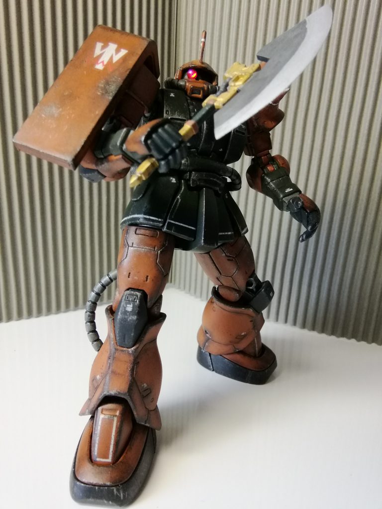 ガルマ斧はHGUCのガルマザクから引っ張ってます。ちゃんと固定して持てるよう斧に2mmのピンを付け、手のひらにピンバイスで開口しています。 「やんのかこら、お?」