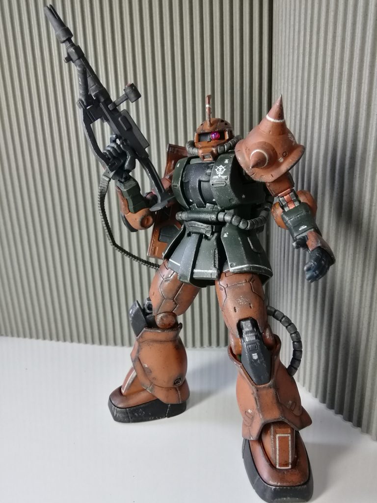 ザクマシンガンを持たせて一枚。頭部にバルカンの穴が4つ、ピンバイスで空けたのですが全然目立たず。苦労したのに、、。