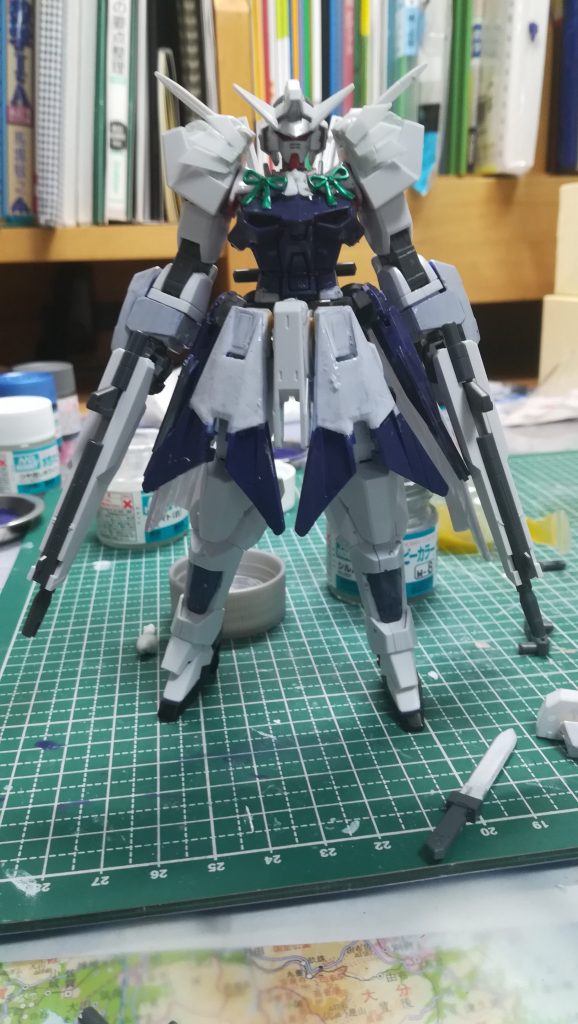 全体像です
一応、咲夜さんって紅魔館のメイドさんだしこれから、レミリアとフランドールの機体も作る予定なのでサポート系っぽい機体にしました。
脳内設定❭
機体名は「ガンダム十六夜」。外装装備はサポートをするものが多いが、その性能は近接格闘戦で真価を発揮する。
本家は「時」を操るが、こちらは「相手の動きを遅くし、自身はさらに速く動く」ことで「時」を操っているように見せている。これにより、ルナクロックもしよう可能。ナイフが多数飛んでくる。